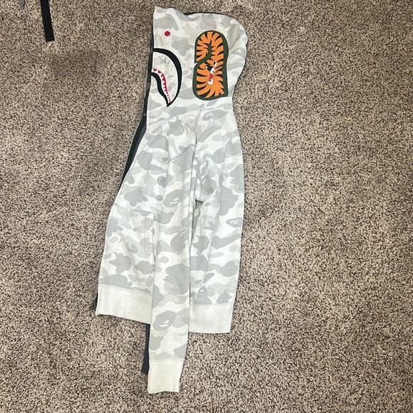 A Bathing Ape MEDIUM half black camouflage/half white camouflage ๐ค๐ค - Picture 3 of 4